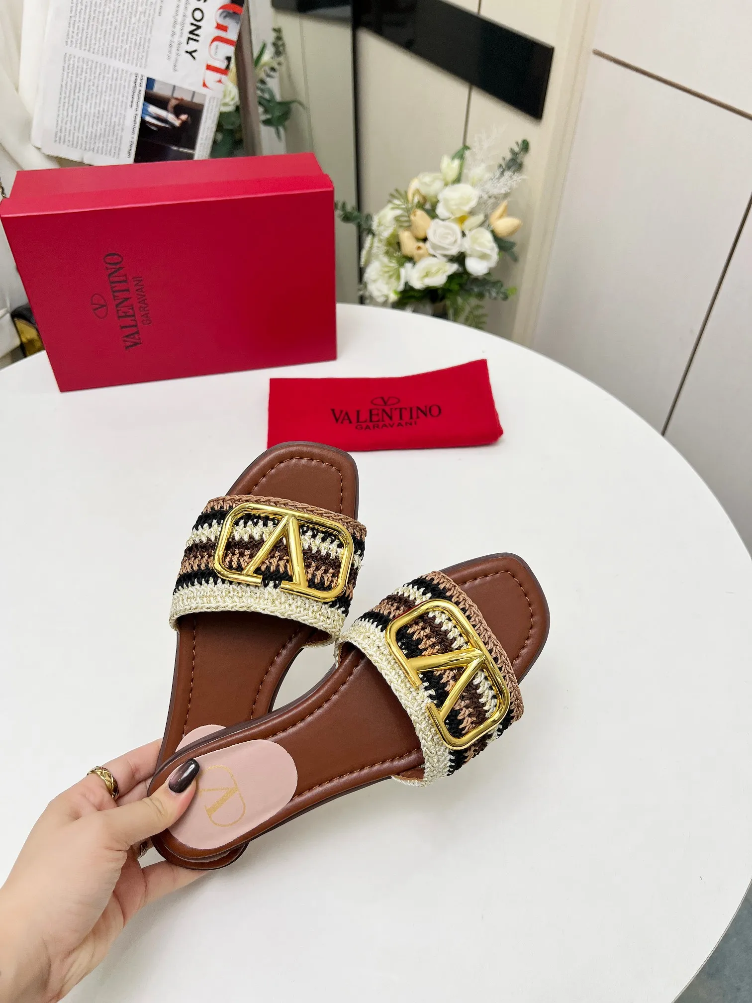 👟👟Ex-factory price 440👟👟 Genuine leather sole +30 🆕 Valentino👑👑 Latest series with perfect hand-woven details. A very eye-catching catwalk series launched [strong][strong] Code number: 35 to 43 (genuine leather sole +30)